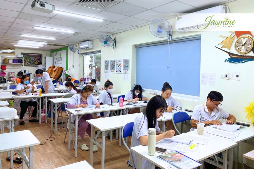 Lớp nails lý thuyết tại Jasmine Beauty School