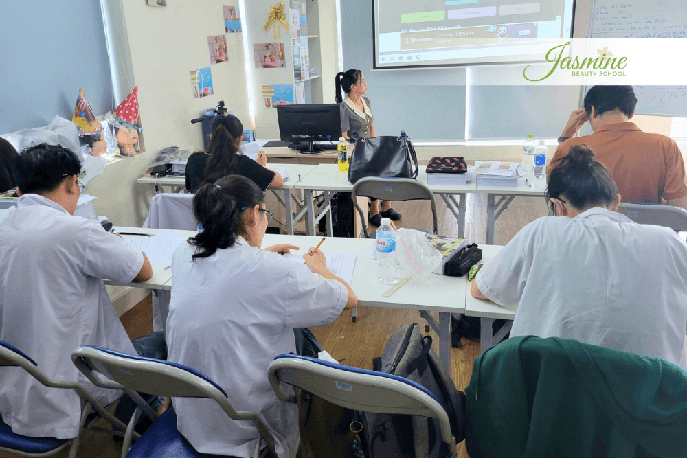 Lớp nails lý thuyết tại Jasmine Beauty School