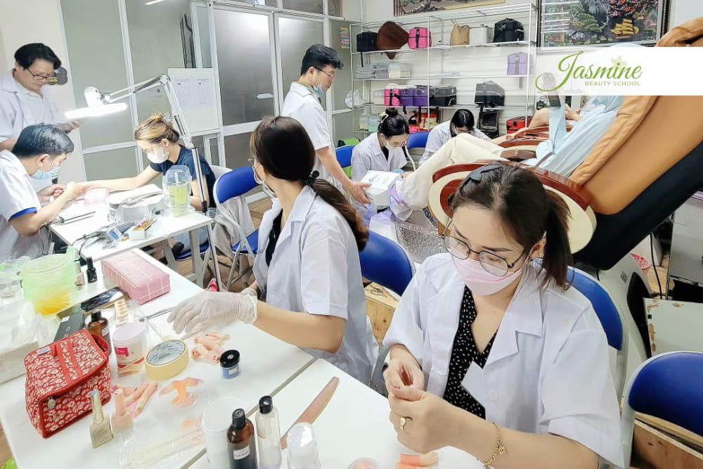 Lớp nails thực hành tại Jasmine Beauty School