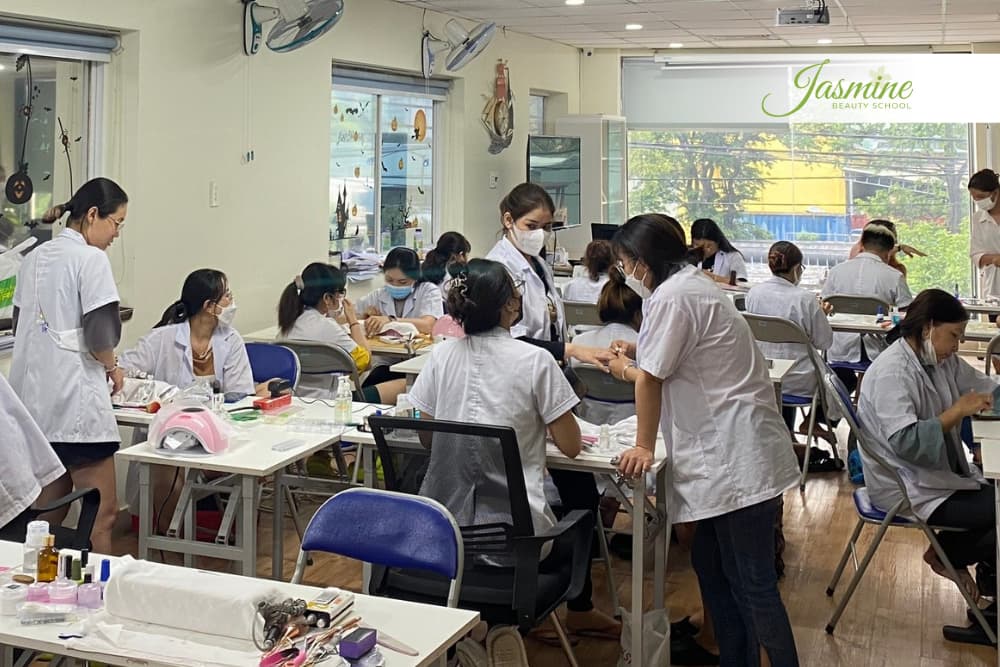 Lớp nails thực hành tại Jasmine Beauty School