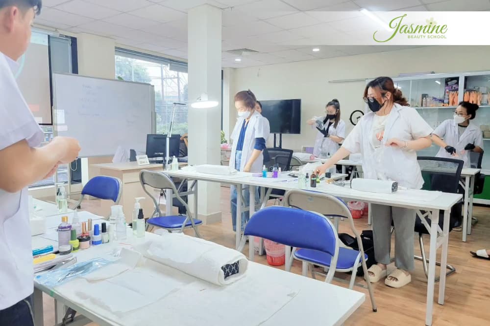 Lớp nails thực hành tại Jasmine Beauty School