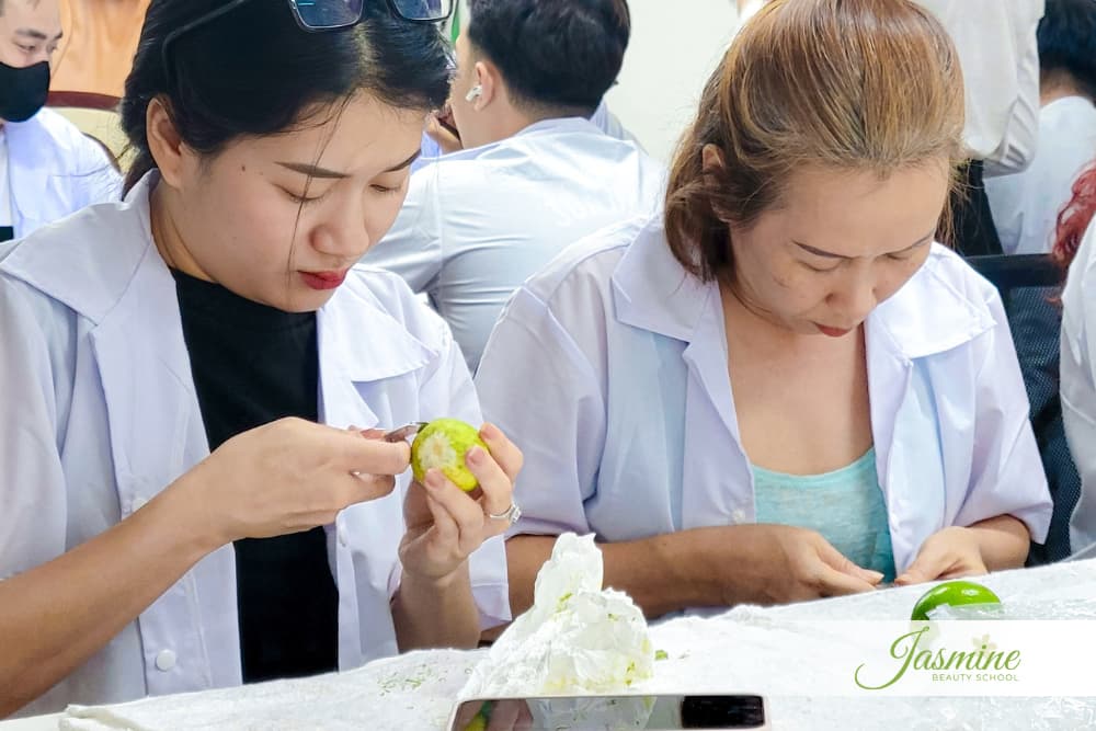 Lớp nails thực hành tại Jasmine Beauty School