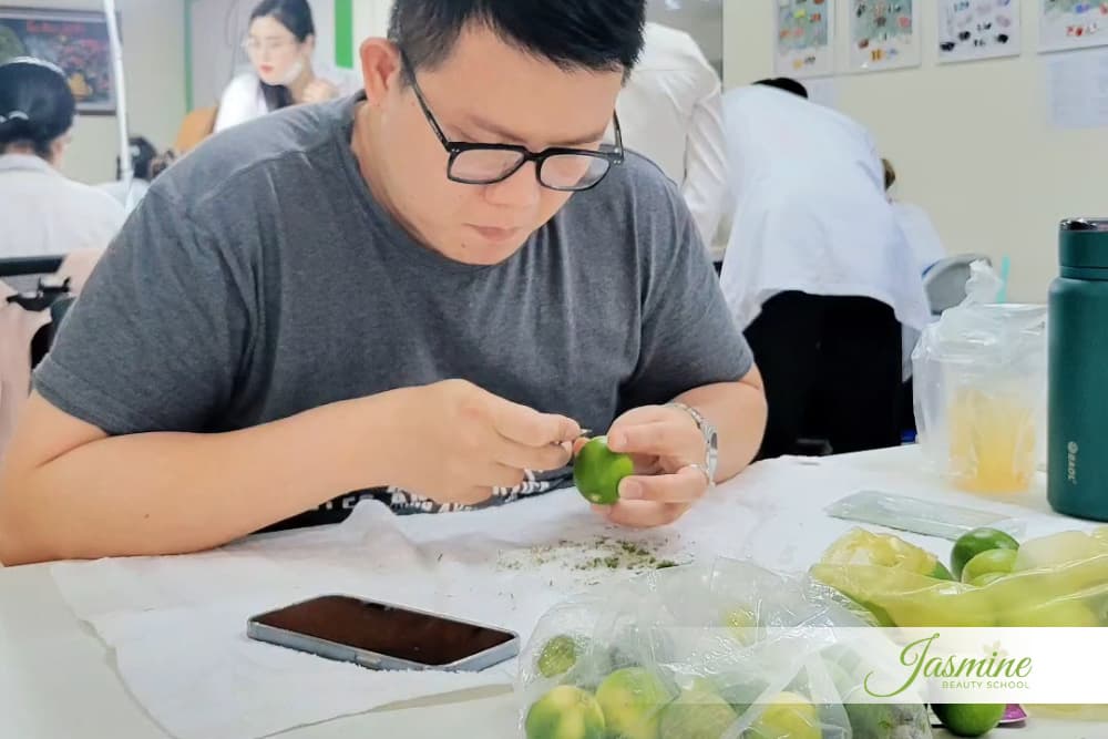 Lớp nails thực hành tại Jasmine Beauty School