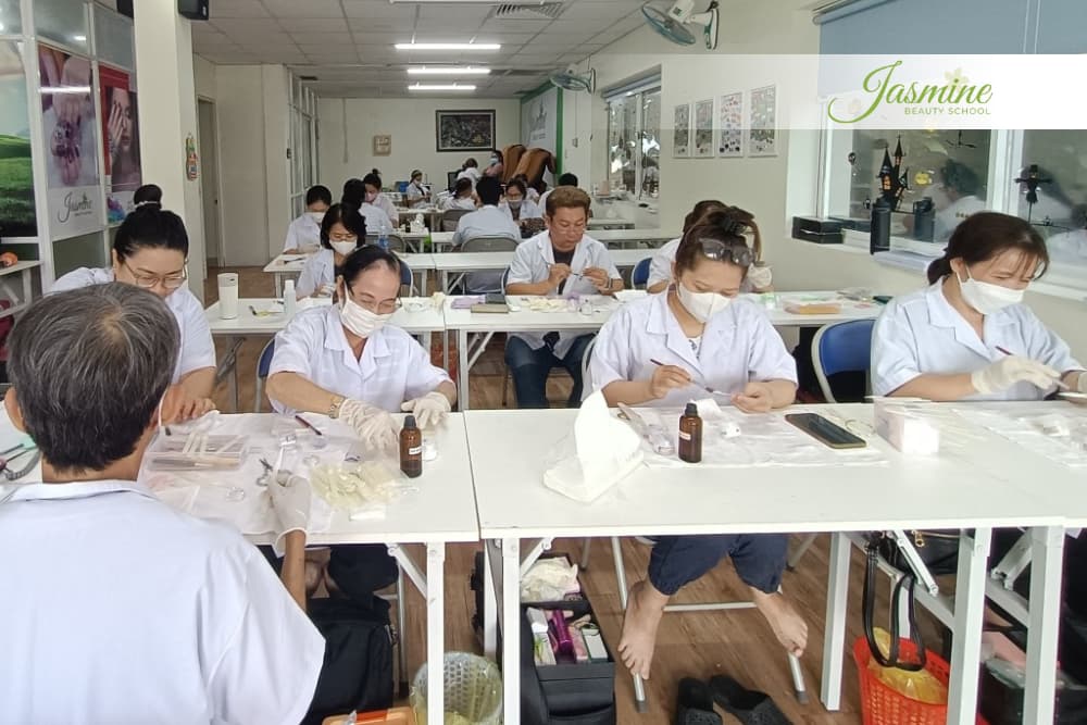Lớp nails thực hành tại Jasmine Beauty School