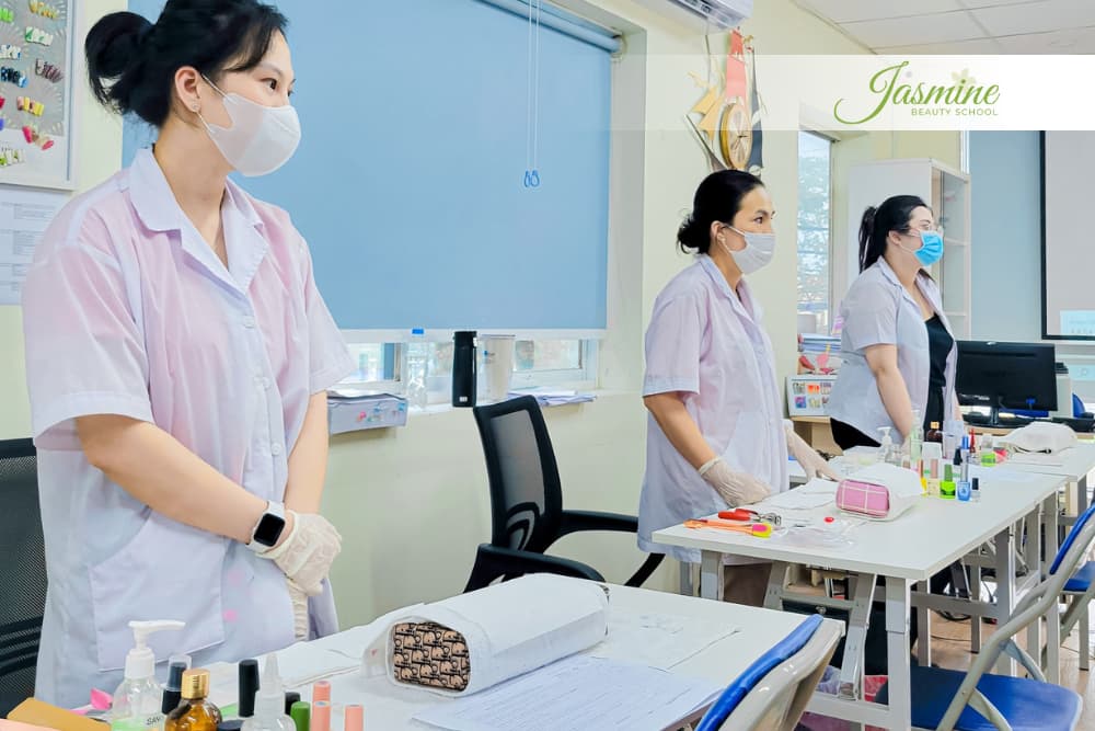 Lớp nails thực hành tại Jasmine Beauty School