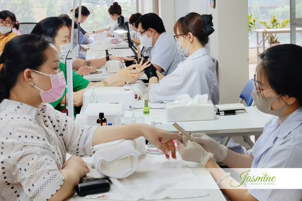 Lớp nails thực hành tại Jasmine Beauty School