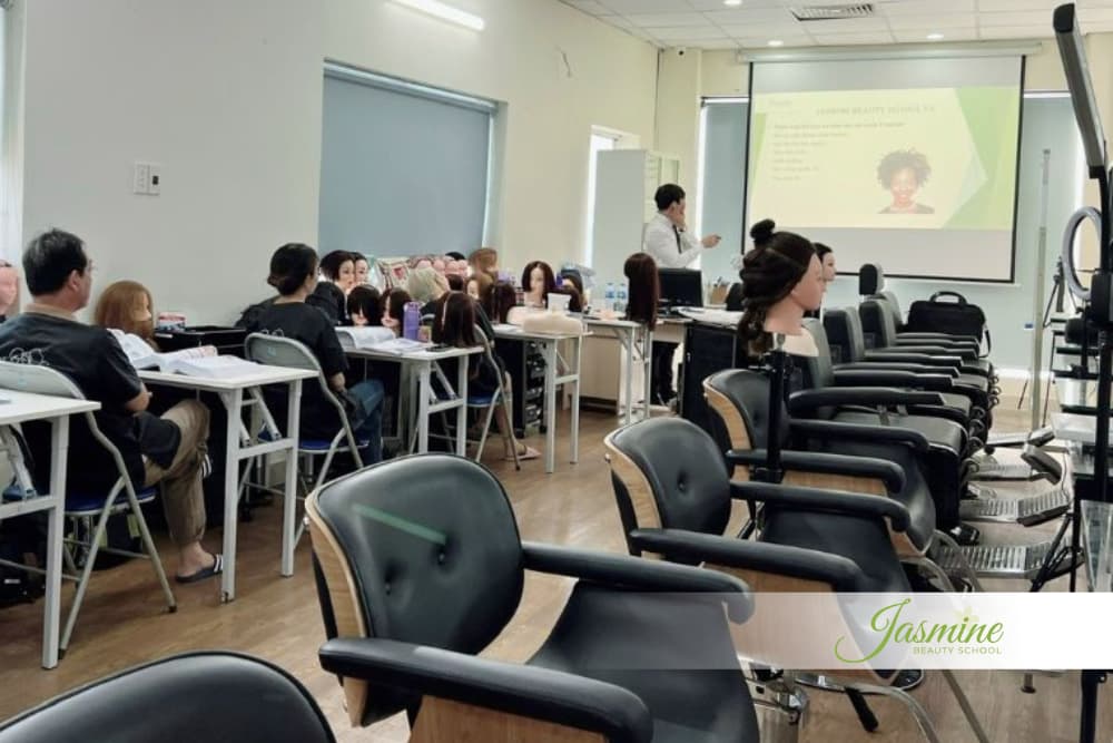 Lớp tóc lý thuyết tại Jasmine Beauty School