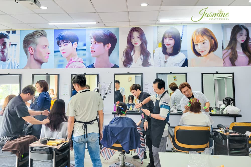 Lớp tóc thực hành tại Jasmine Beauty School
