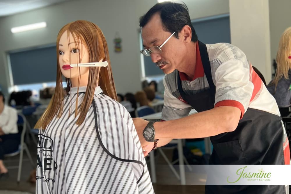 Lớp tóc thực hành tại Jasmine Beauty School