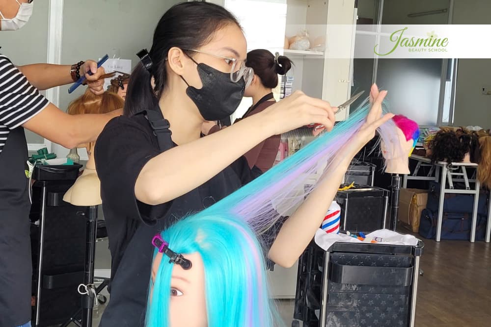 Lớp tóc thực hành tại Jasmine Beauty School