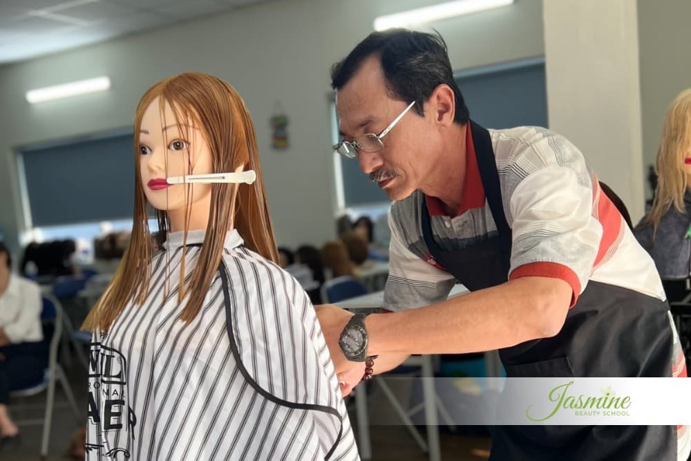 Lớp tóc thực hành tại Jasmine Beauty School