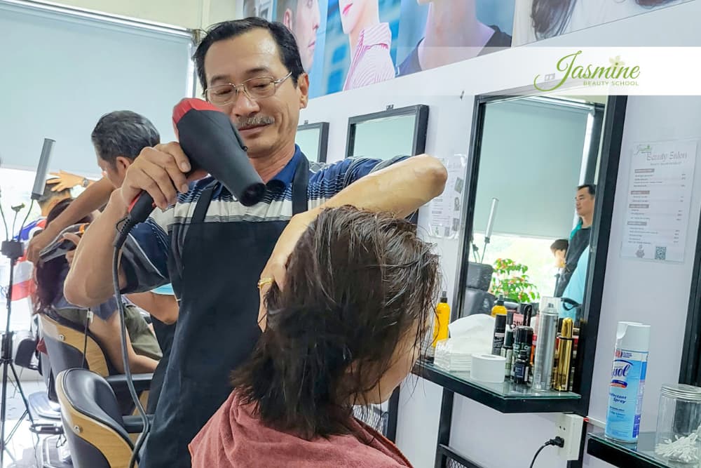 Lớp tóc thực hành tại Jasmine Beauty School