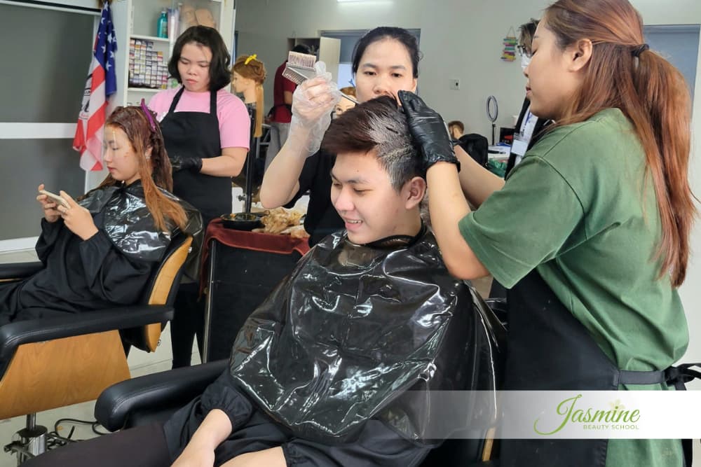 Lớp thực hành tóc tại Jasmine Beauty School