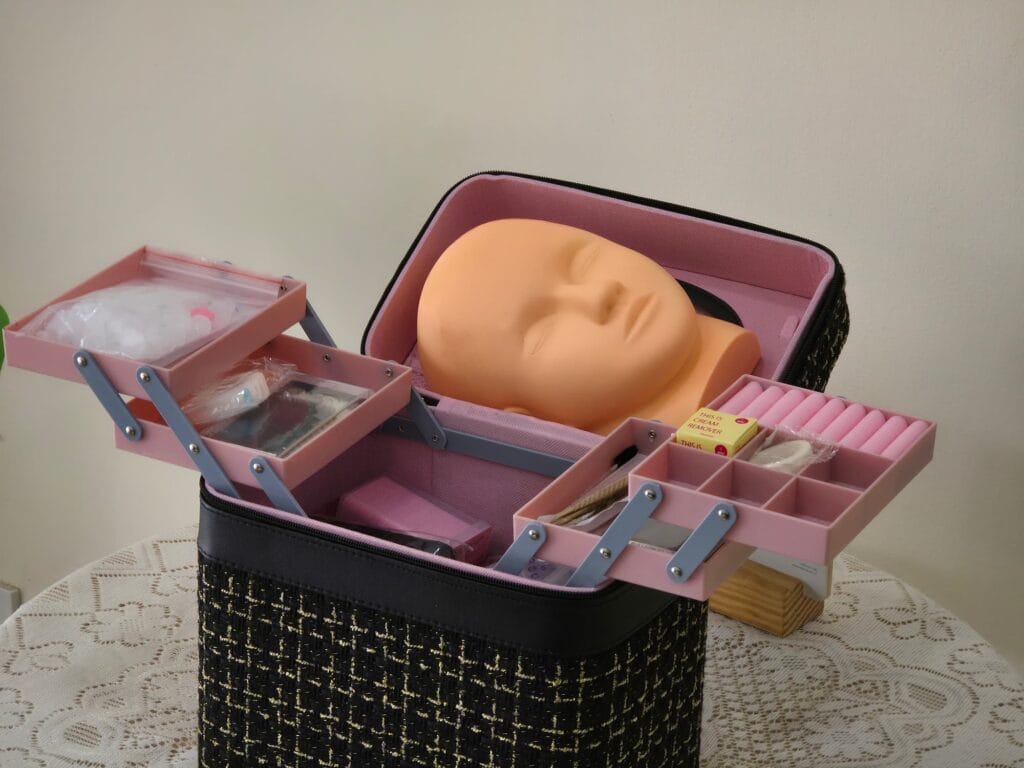 Jasmine tặng cốp nghề nối mi 34 món.