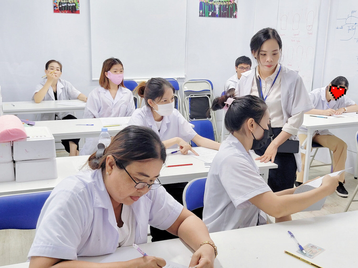 thi lý thuyết nails tại Jasmine Beauty School Việt Nam