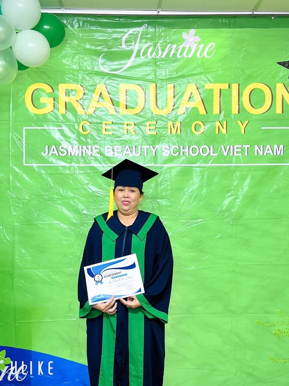 Chị Cẩm Hồng tốt nghiệp khóa học Nails đổi giờ Mỹ tại Jasmine Beauty School