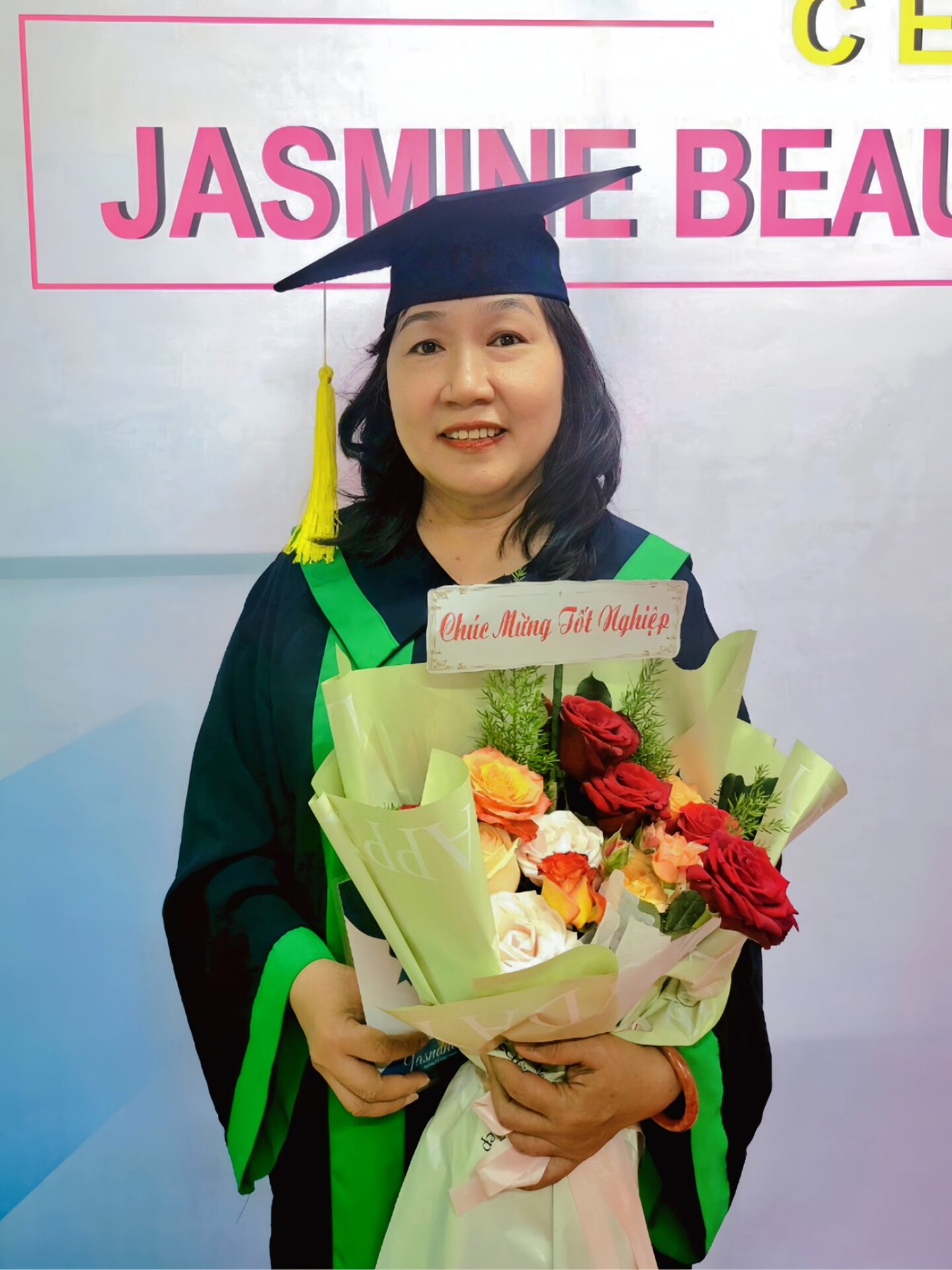Học viên Nguyễn Thị Thu Hồng tốt nghiệp khóa Nails tại Jasmine Việt Nam.