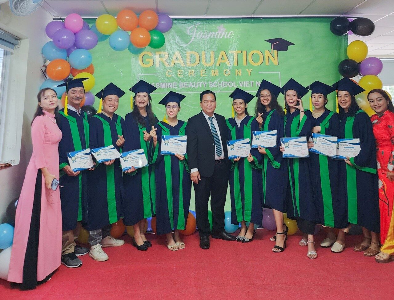Jasmine Beauty School – Từ lớp học ở Việt Nam đến tấm bằng hành nghề tại Hoa Kỳ