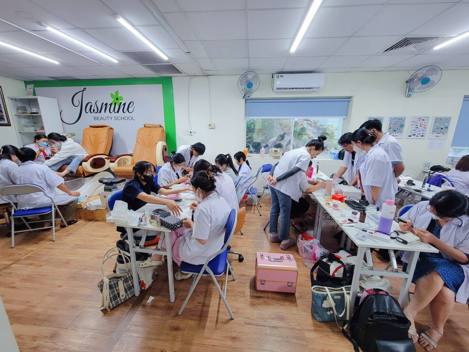 Chúc Mừng Anh Thanh Tuấn Thi Đậu Bằng Nail California sau khóa học tại Jasmine Việt Nam.