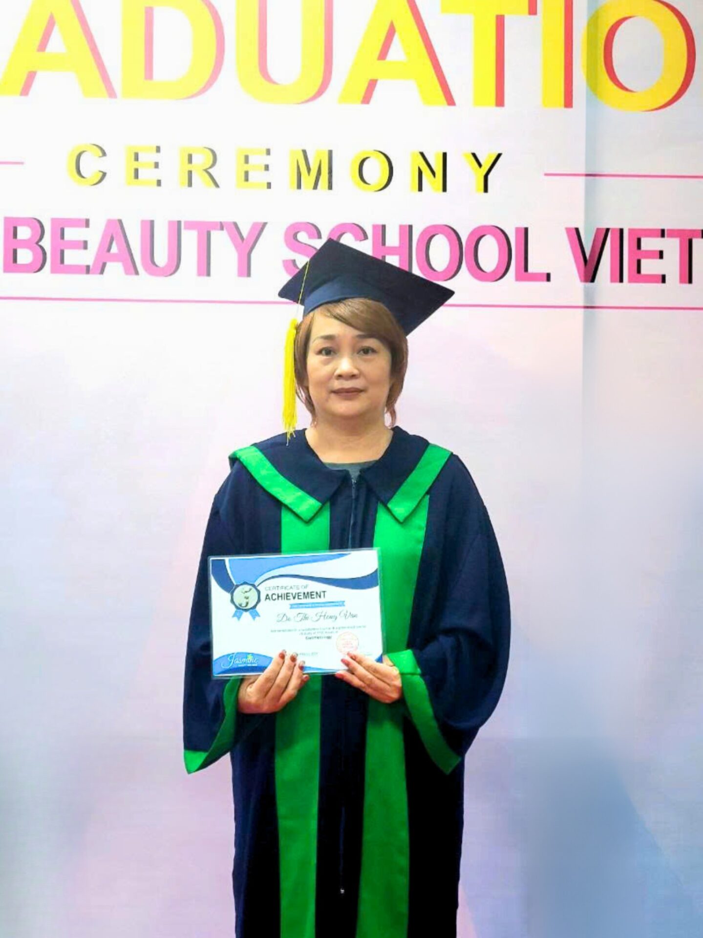 Học viên Đỗ Thị Hồng Vân tốt nghiệp khóa Cosmetology tại Jasmine Việt Nam.