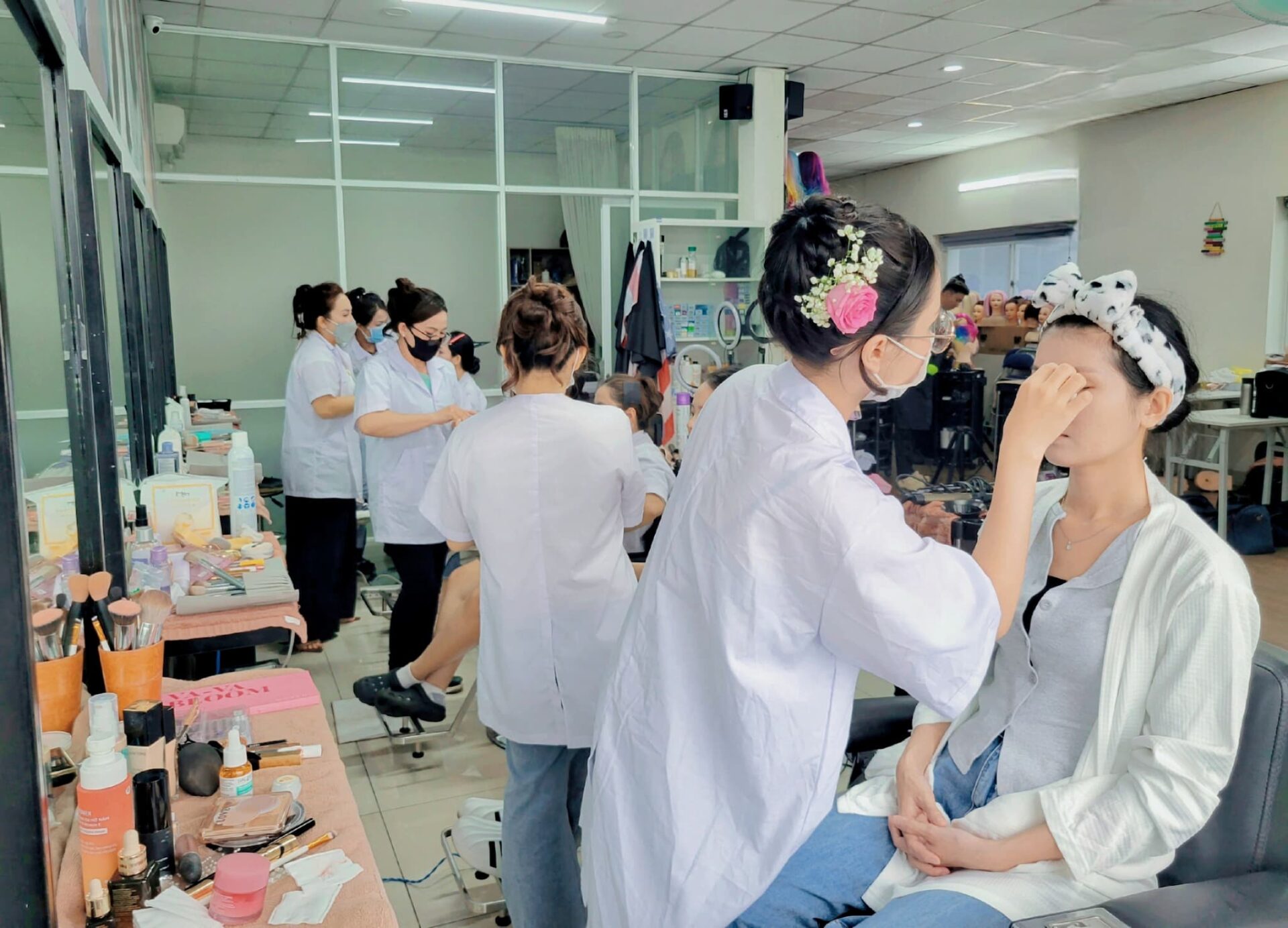Học nghề làm đẹp đi Mỹ ngay tại Việt Nam để tiết kiệm thời gian, chi phí