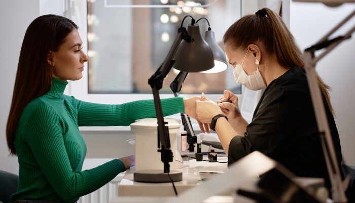 Cosmetologist không chỉ làm tóc