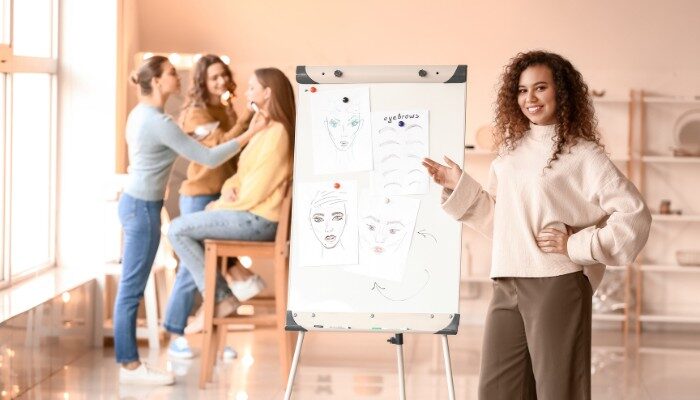 Học trang điểm trong chương trình học cosmetology tại trường đào tạo