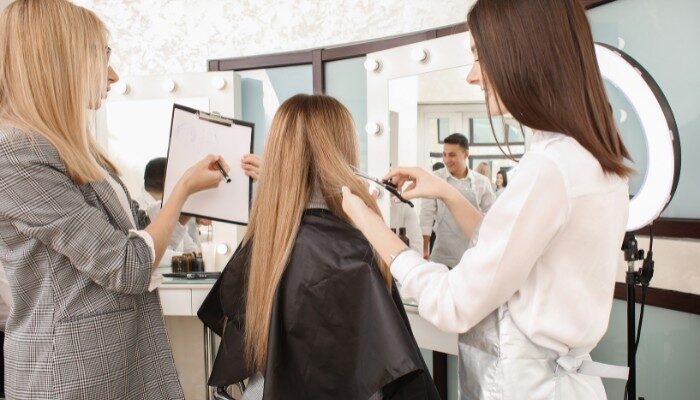 Chương trình học cosmetology với nội dung cắt và tạo kiểu tóc