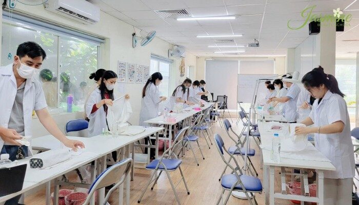 Lê Thị Hường – Thi Lấy Bằng Nail California Thành Công Cùng Jasmine