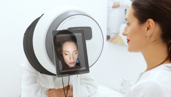 Chuyên viên chăm sóc da thực hiện phân tích da (skin analysis)